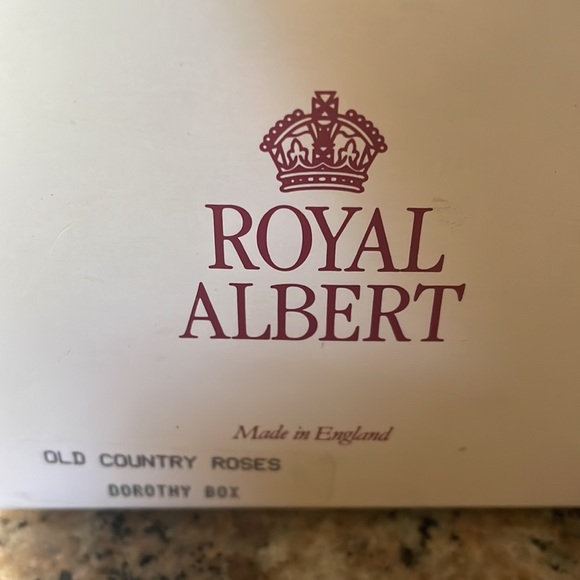 Royal Albert Old Country Roses Lidded Sugar Bowl - Picture 13 of 13